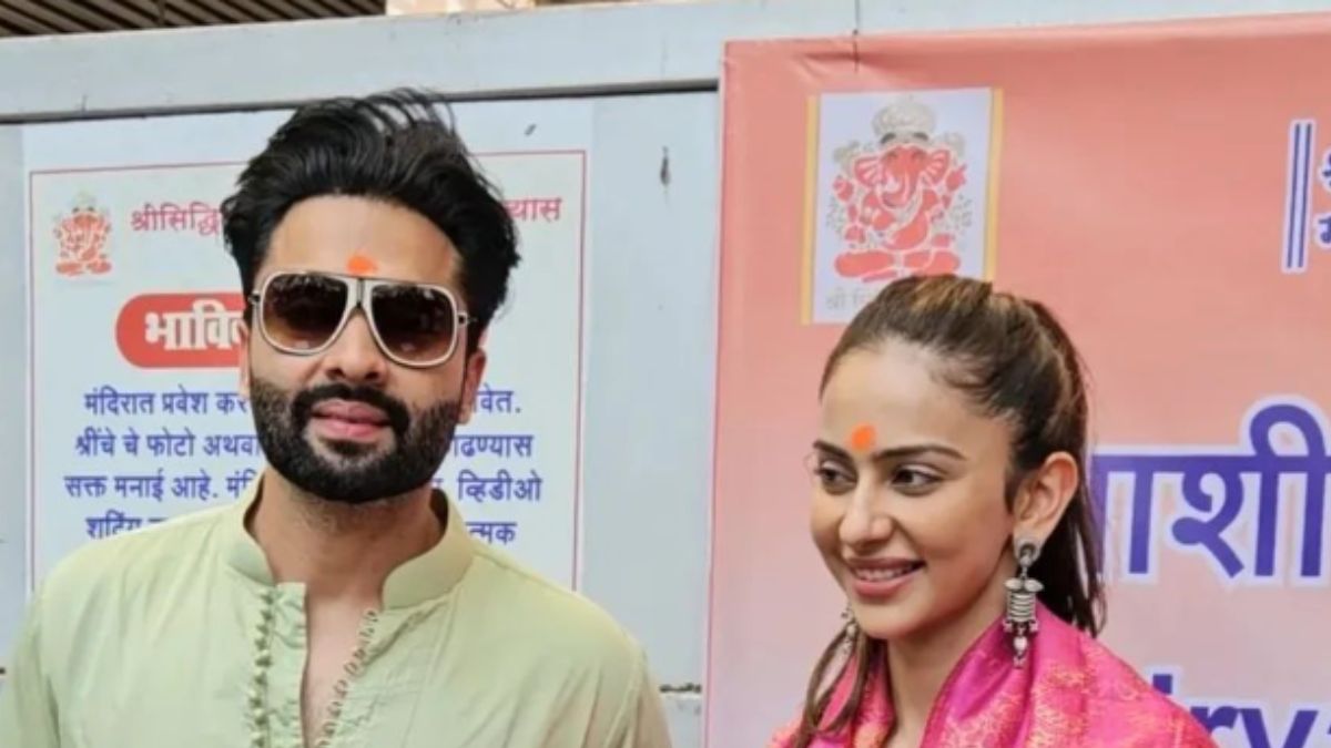 video-rakul-preet-singh-and-jackky-bhagnani-seek-blessings-at-mumbai-siddhivinayak-temple-ahead-of-goa-wedding